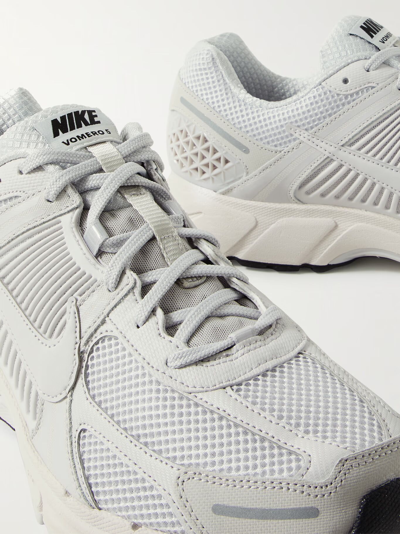 

Кроссовки Zoom Vomero 5 из кожи и сетки с резиновой отделкой NIKE, светло-серый