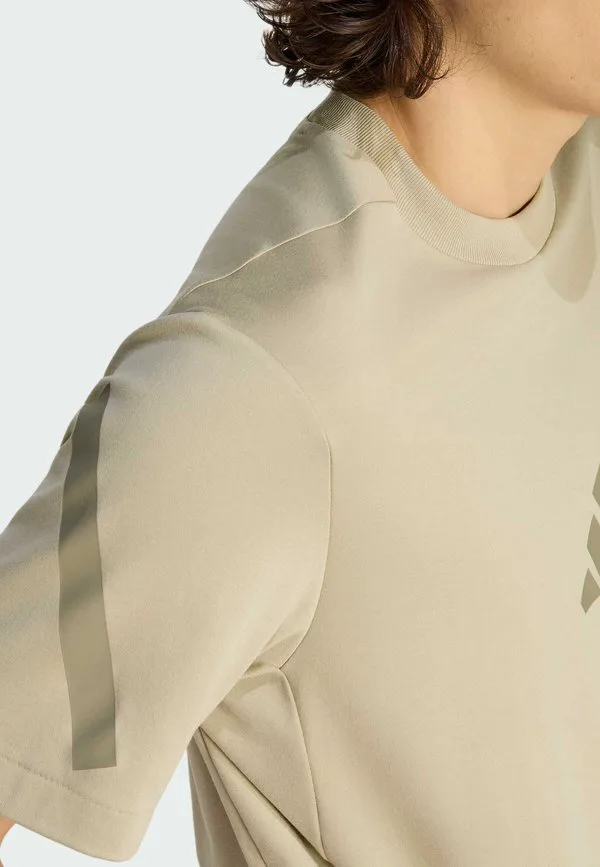 Футболка с принтом zne Adidas Sportswear, Cargo — фото 4