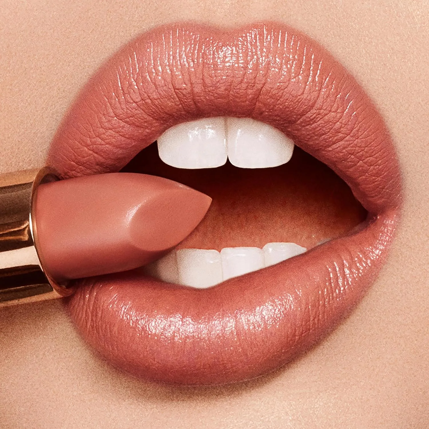 Помада Charlotte Tilbury KISSING - увлажняющая и питательная помада с светоотражающими пигментами для сияющего финиша и визуального увеличения объема губ., Stoned Rose - warm coral rose — фото 3