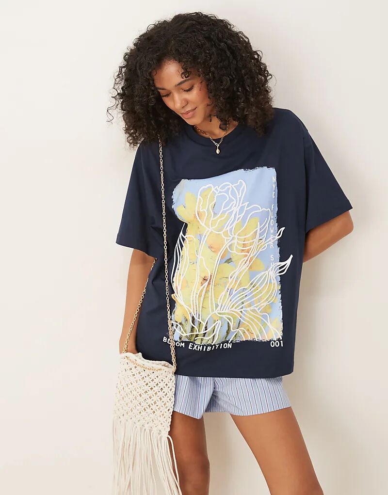 

Футболка ASOS DESIGN свободного кроя с принтом желтого цветка темно-синего цвета