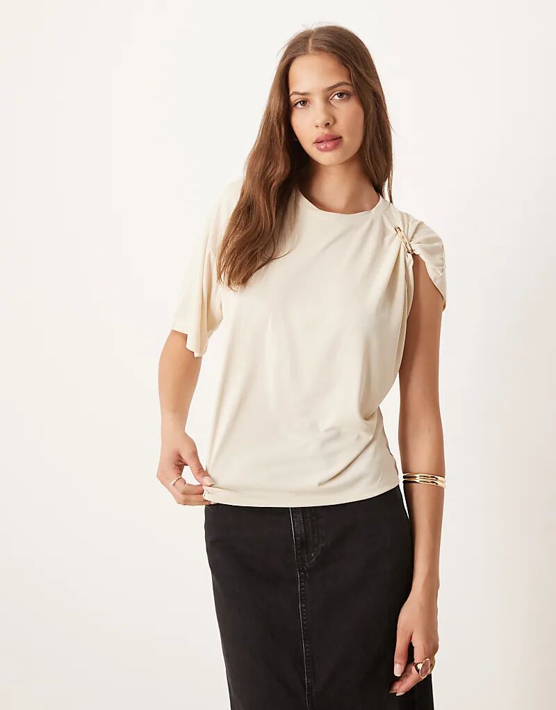 

Футболка ASOS DESIGN из модала с драпировкой и металлическими деталями на плечах, кремового цвета
