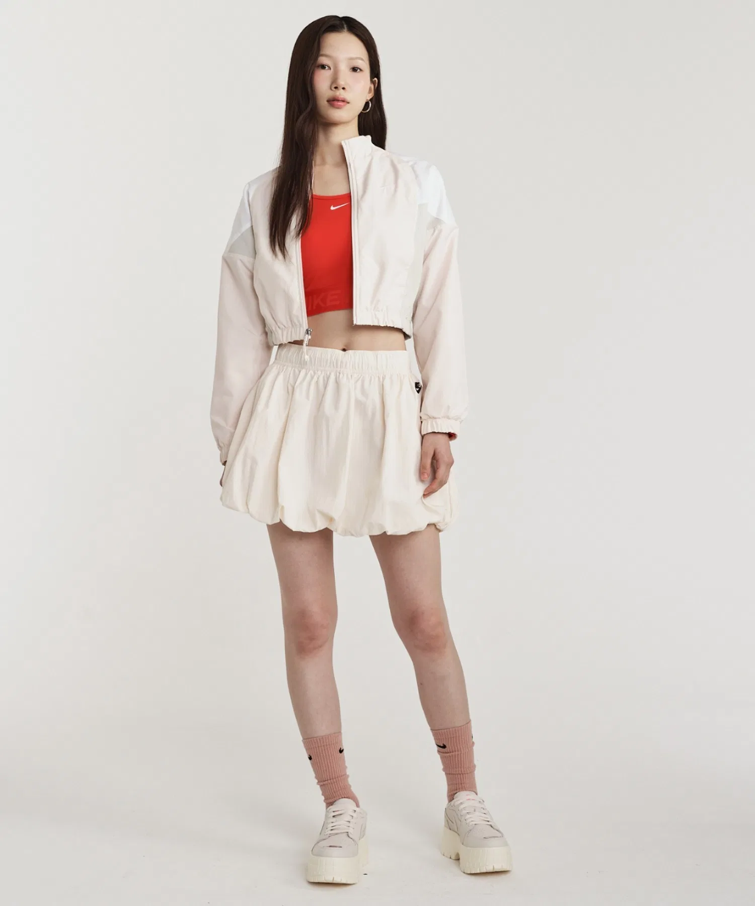 Женская юбка NIKE Loose Bubble короткая нейлоновая белая — фото 2