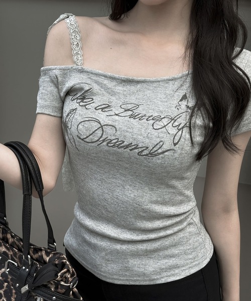 

Топ с открытыми плечами, кружевными бретелями и принтом бабочек VEILA, серый