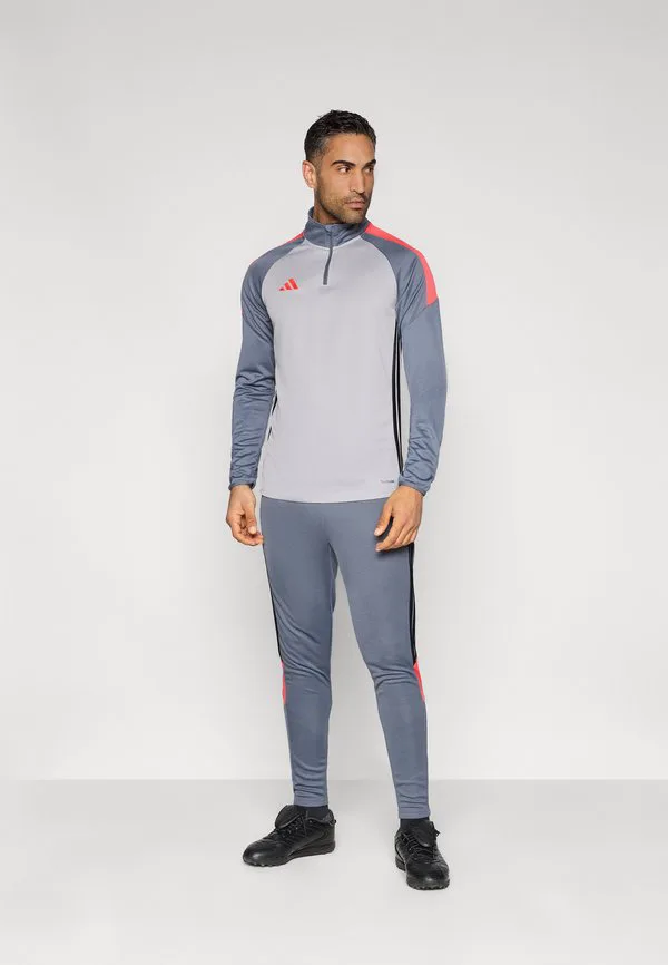 Трусы-Тренировочные штаны tiro 26 essentials, спортивные штаны Adidas Performance, Onix/Light Onix/Semi Lucid Red — фото 2