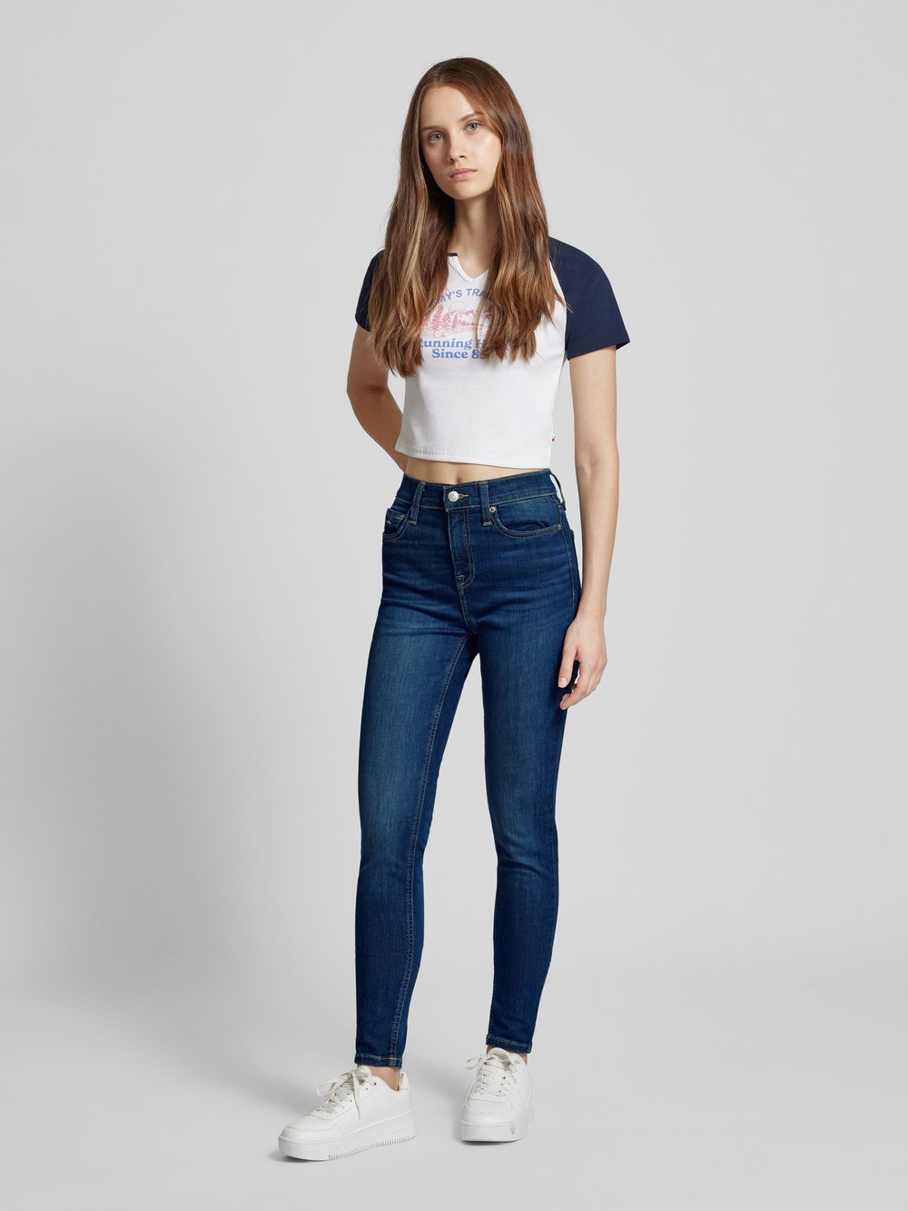 

Джинсы облегающего кроя с этикеткой, модель «NORA» Tommy Jeans, темно-синий