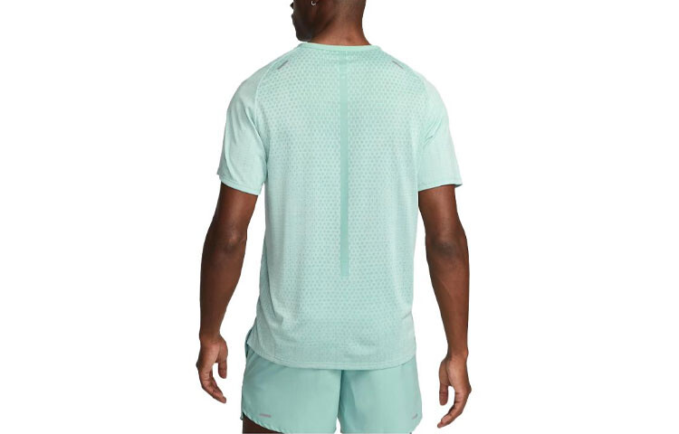 Футболка мужская изумрудная Nike, цвет Emerald — фото 2