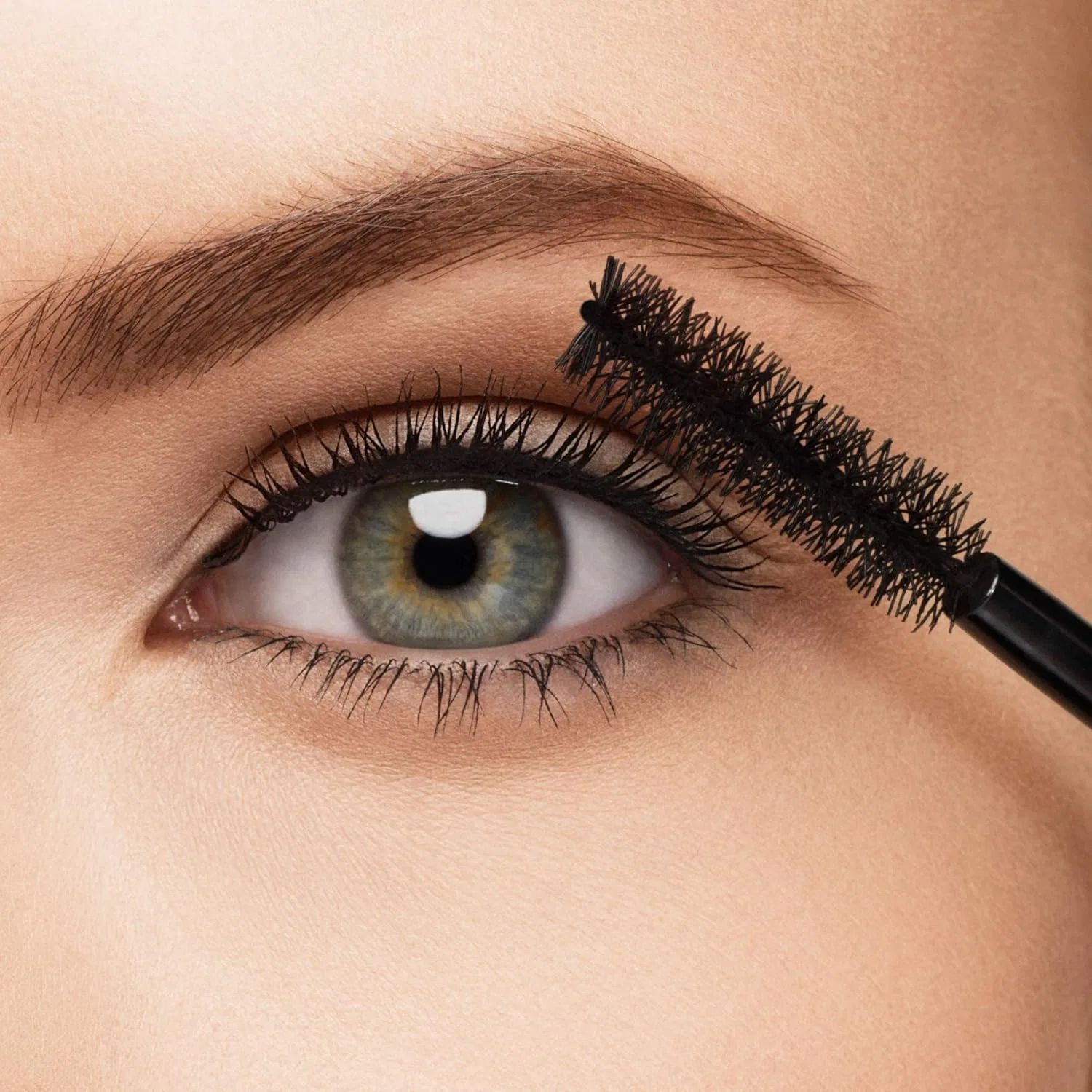 Тушь для ресниц объемная Revlon Lebron Volume Mascara, черная, 0.3 унции — фото 4