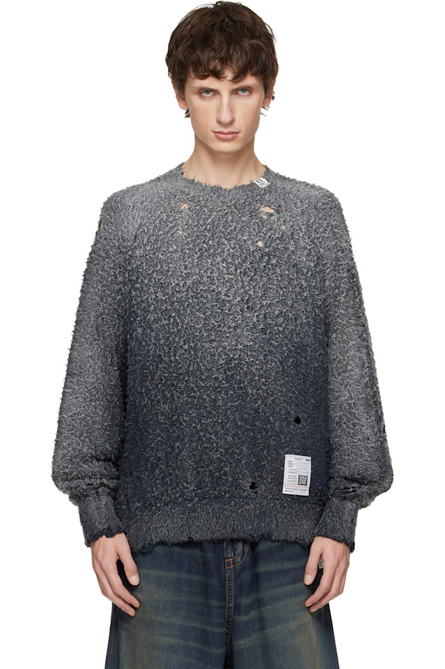 

Серое солнце поблекло, словно свитер Maison Mihara Yasuhiro, черный