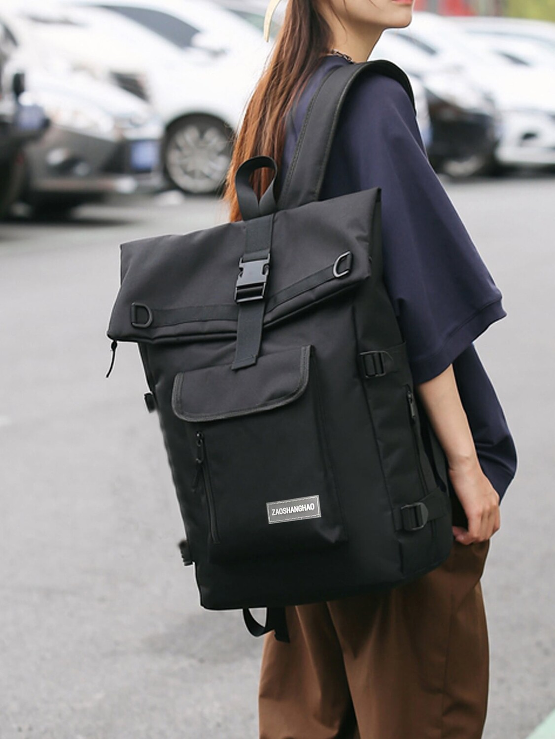 

Рюкзак среднего размера с клапаном, нашивками с буквами и отделкой с быстросъемной пряжкой, черный