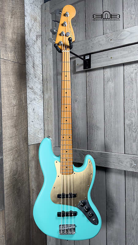 

Басс гитара Fender 40th Anniversary Jazz Bass, Vintage Edition, Maple Fingerboard, Gold Anodized Pickguard, Satin Sea Foam Green Bass Guitar 0379540549