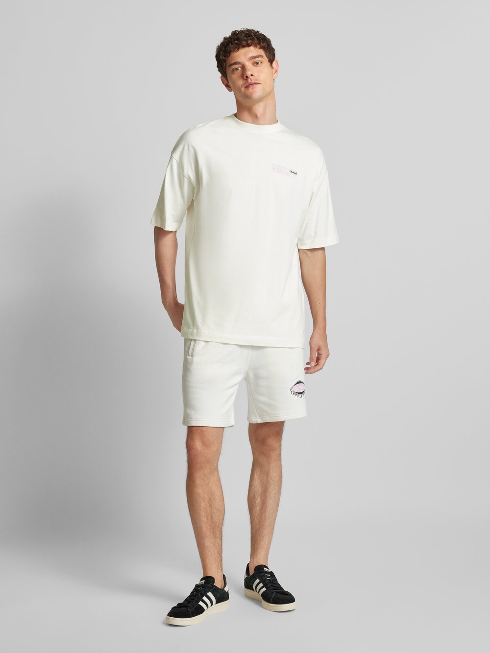 

Спортивные шорты с этикеткой Multiply Apparel, белый