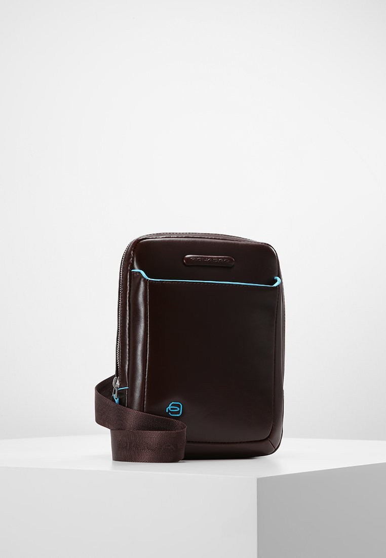 

Сумка кросс-боди Piquadro SQUARE CROSS BODY BAG, Mahogany/Brown