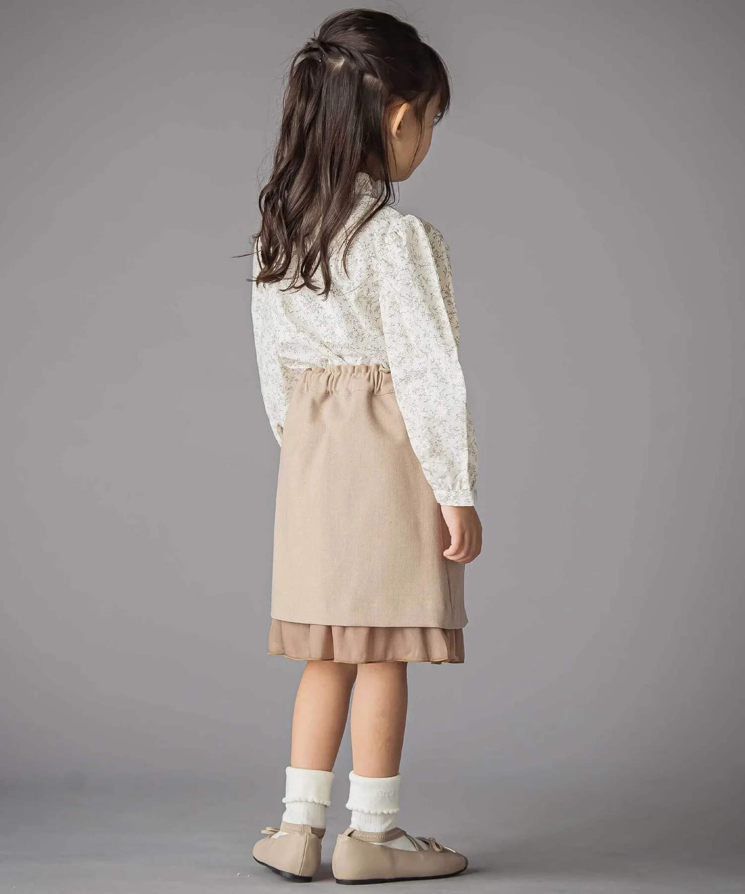 Детская рубашка BeBe Petits Pois Vert с цветочным принтом и воротником-жабо — фото 4