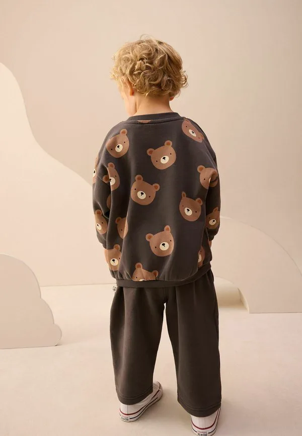 Спортивный костюм с принтом, состоящий из спортивных брюк и брюк. Next, Charcoal Grey Bear All Over — фото 2