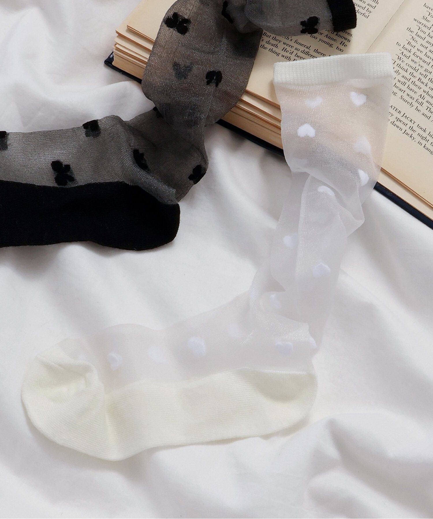 Прозрачные высокие носки с узором из лент и сердечек Apres les cours, Off white