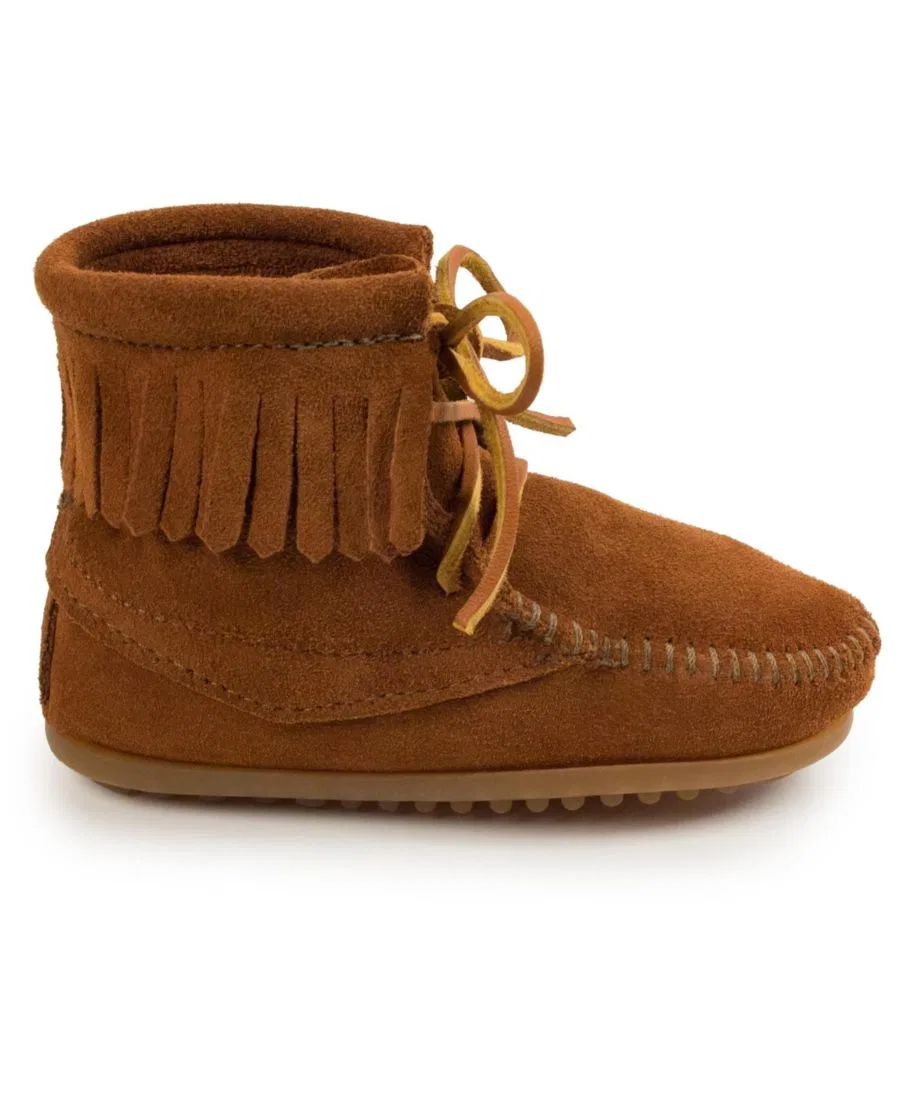 Детские замшевые ботинки-трамплины на шнуровке для девочек Minnetonka, коричневый — фото 2