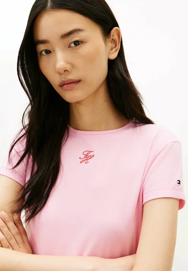 Облегающая базовая футболка с текстурированным логотипом Tommy Hilfiger, Classic Pink — фото 4