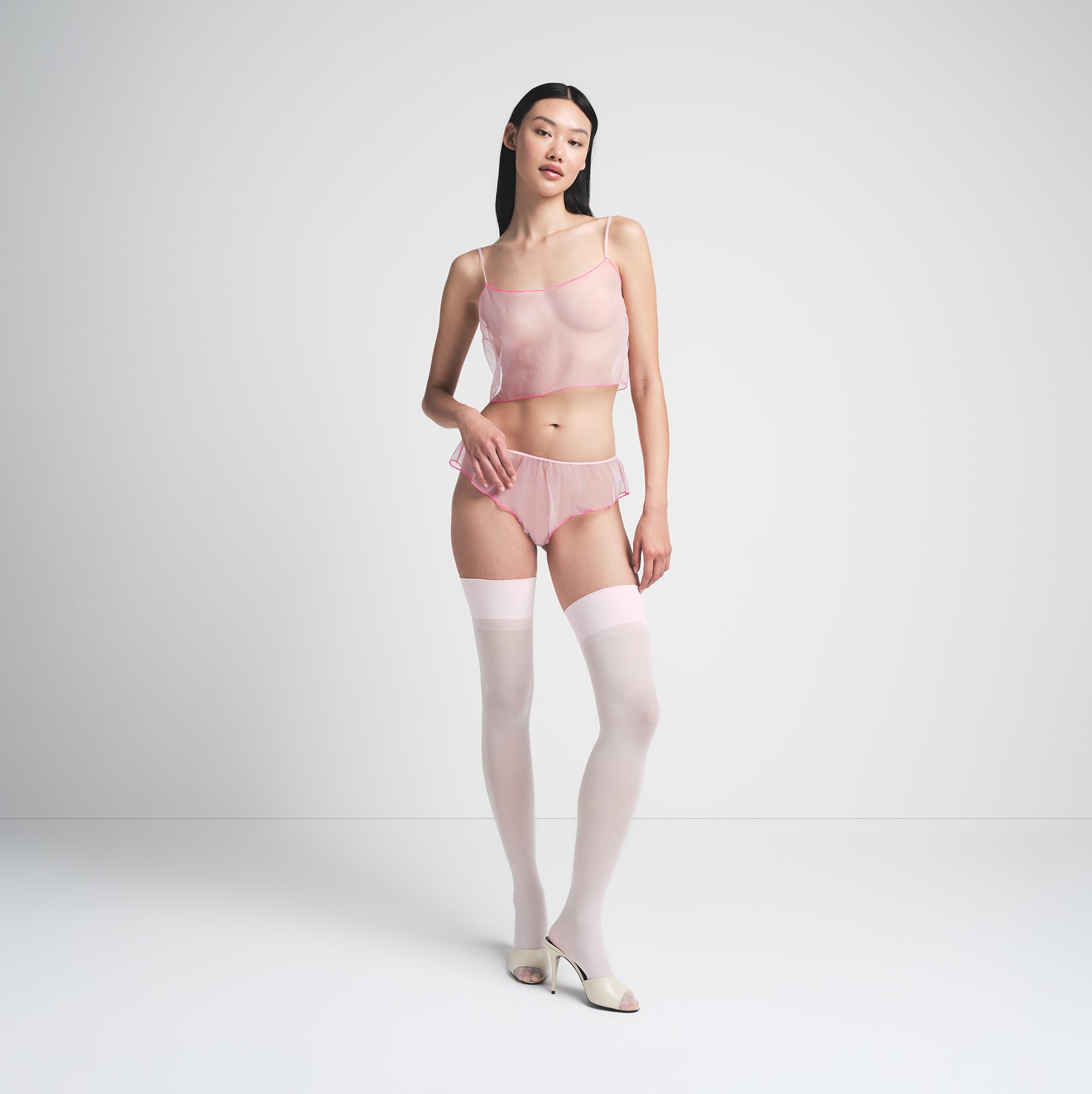 

Комплект из топа и трусиков SKIMS, цвет cherry blossom contrast