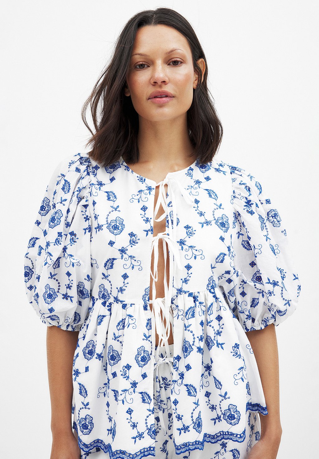 

Блуза EMBROIDERED CONTRAST TIE FRONT NA-KD, синий