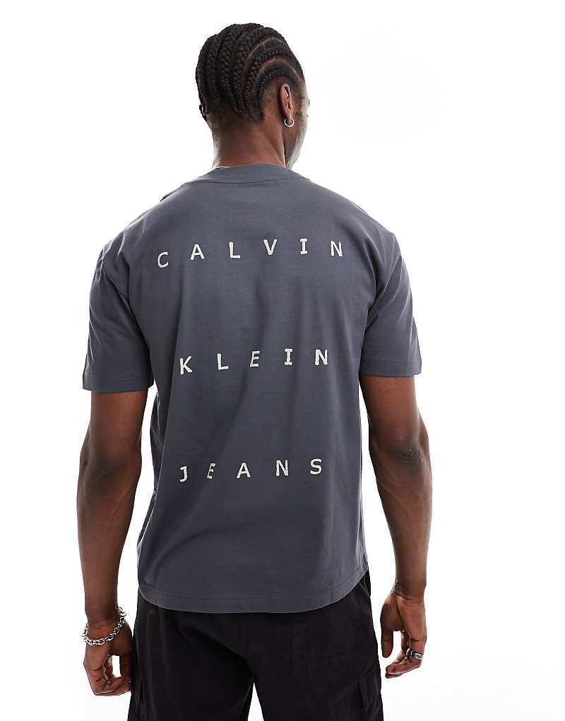 

Calvin Klein Jeans – черная футболка свободного кроя с принтом на спине