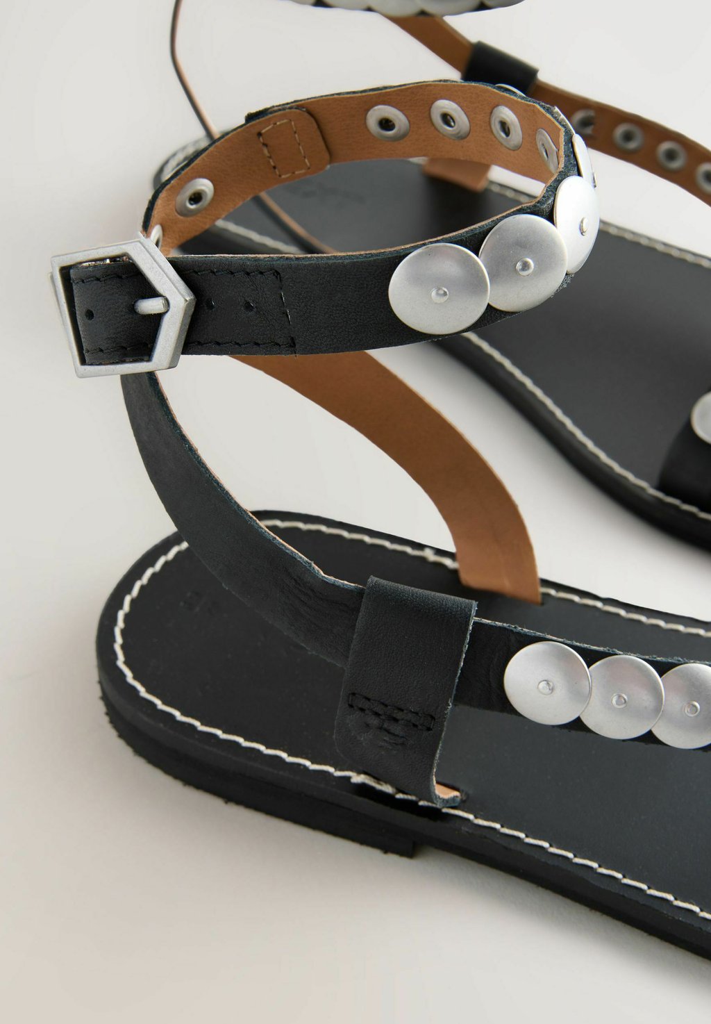 Сандалии REGULAR FIT SHIELD STUDDED WRAP Next, черный — фото 4