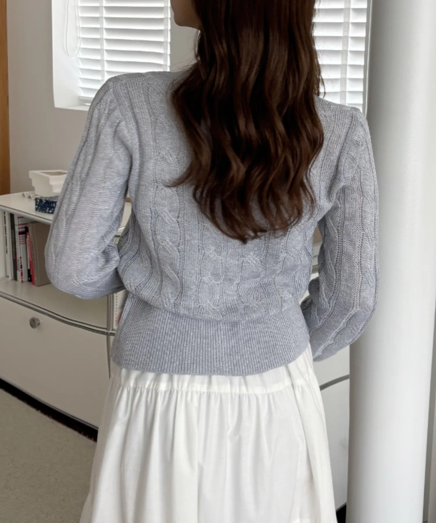 【Ада. Эксклюзивная американская ассоциация поло】Кардиган с V-образным вырезом, связанный косами и люрексом — фото 4