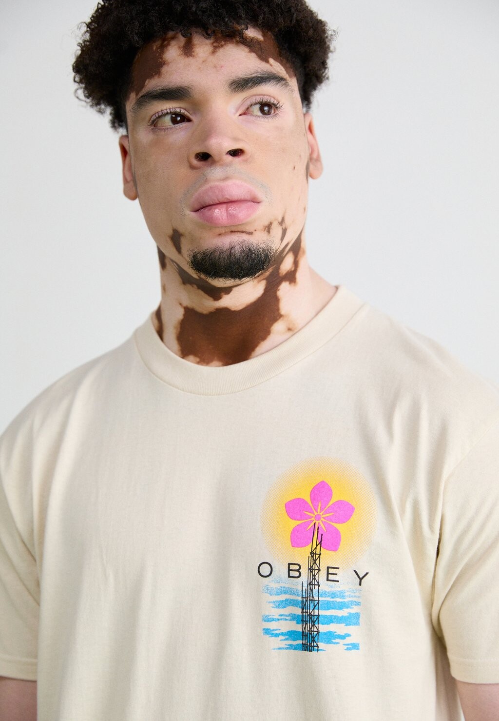 

Футболка с принтом ELEVATED POWER Obey Clothing, кремовый