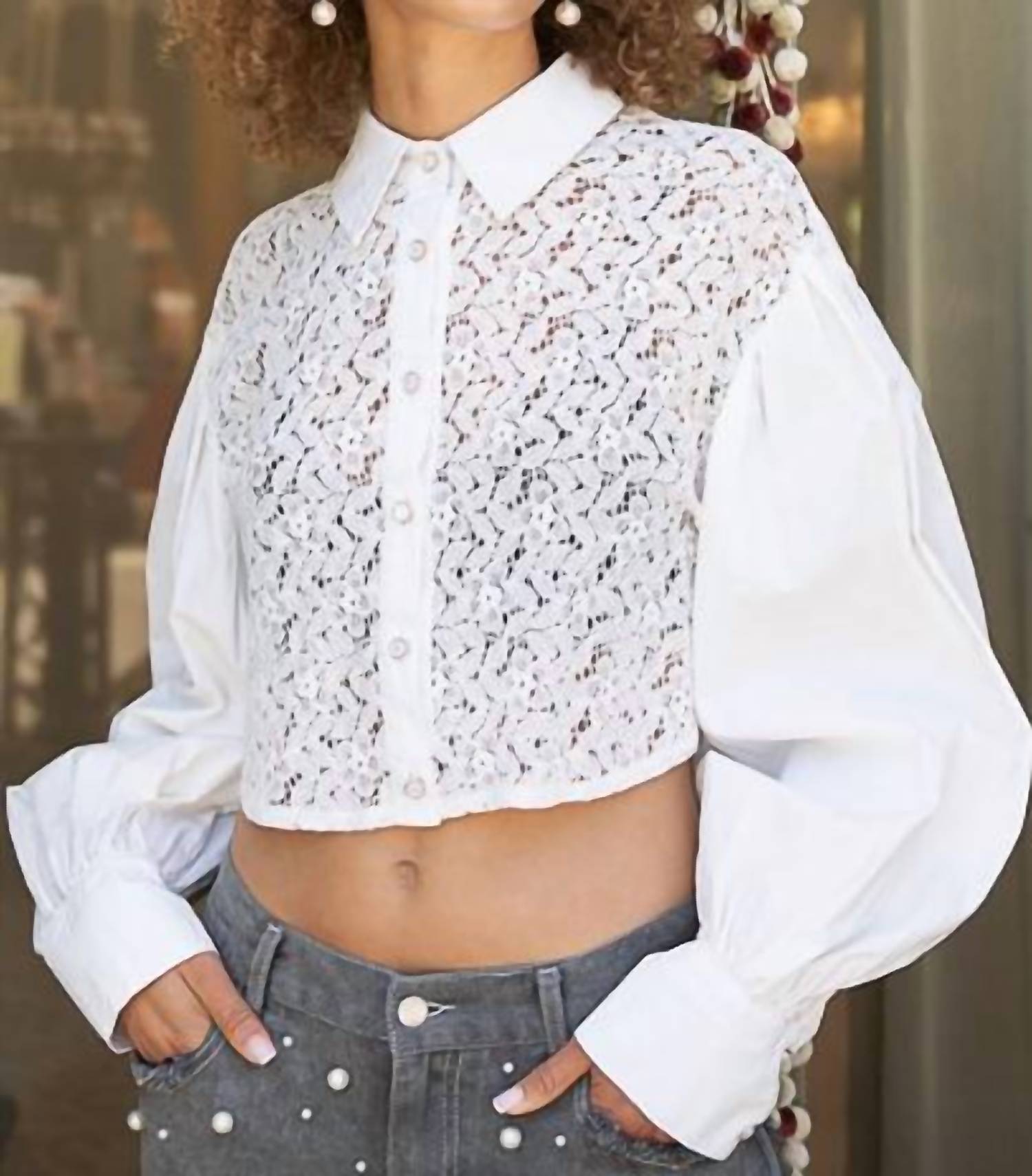 

Белая блузка с кружевом и пуговицами POL