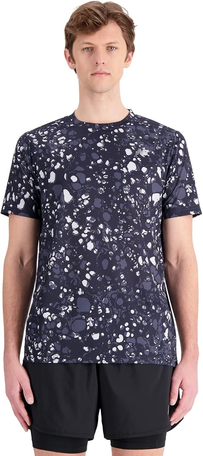 

Мужская футболка New Balance MT13198 с коротким рукавом и принтом Core Run, быстросохнущая, черный