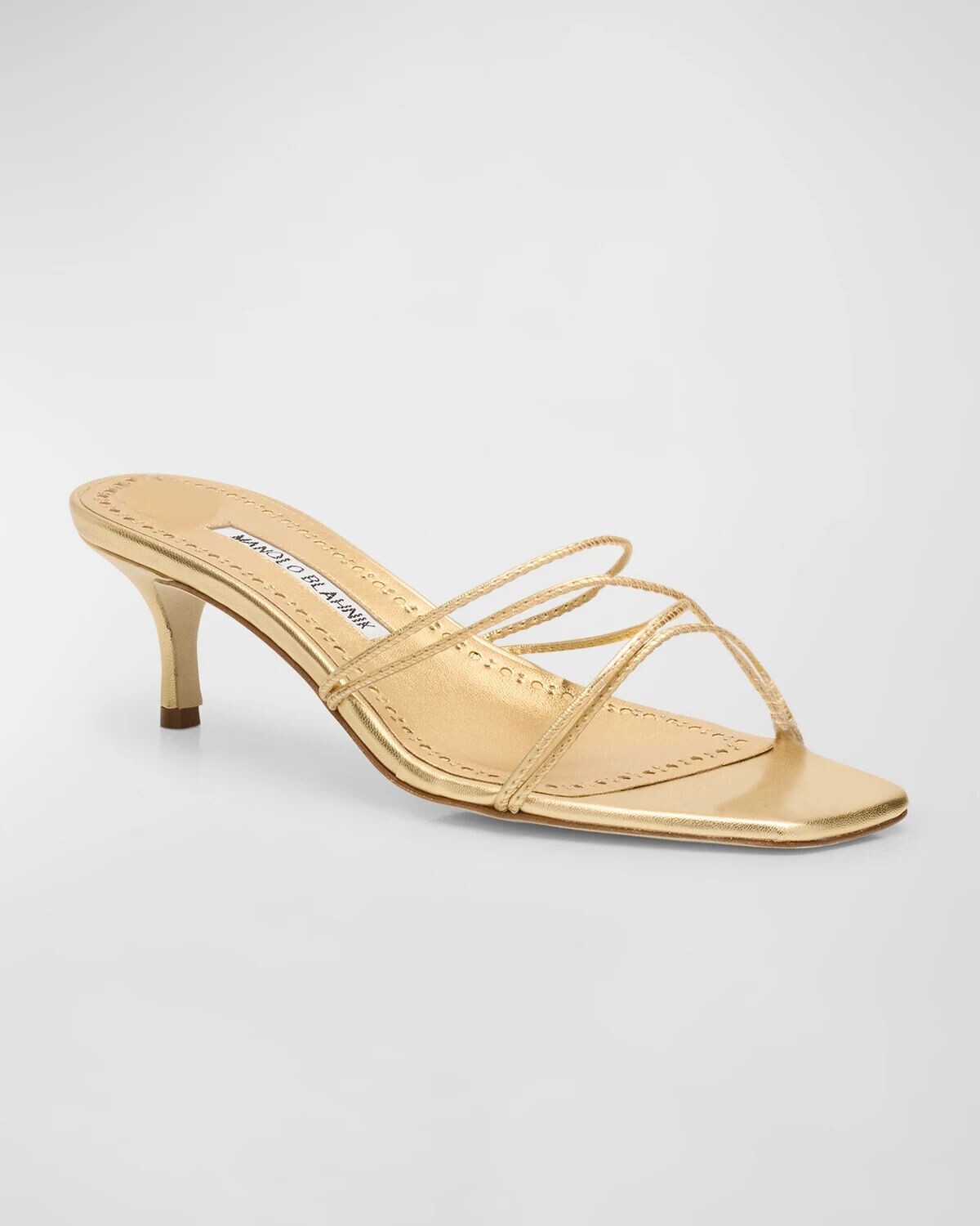 Кожаные шлепанцы с ремешками и эффектом металлик Manolo Blahnik, цвет Gold — фото 4