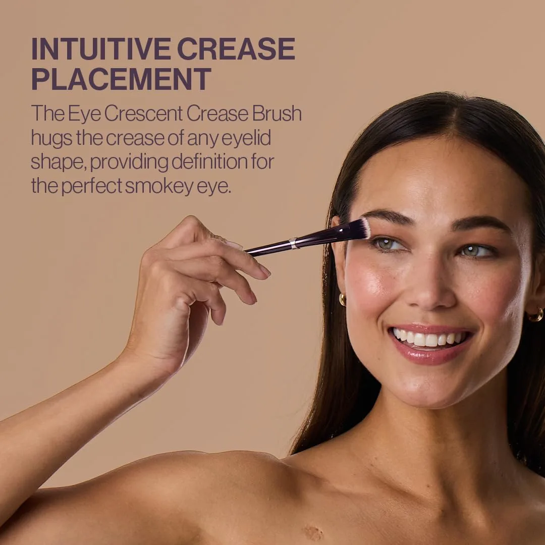 Anisa Beauty кисть для складки века Eye Crescent Crease Brush | профессиональная мягкая плотная веганская кисть для растушевки кремовых, жидких и рассыпчатых теней | форма головки Crescent для смоки-айза и проработки складки | Cruelty-Free — фото 2