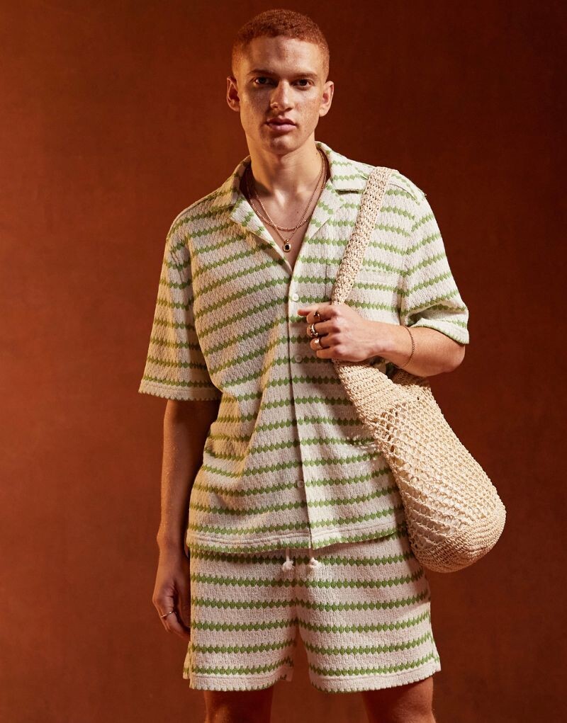 

ASOS DESIGN — рубашка свободного кроя цвета экрю с геометрическими зелеными полосками в тон