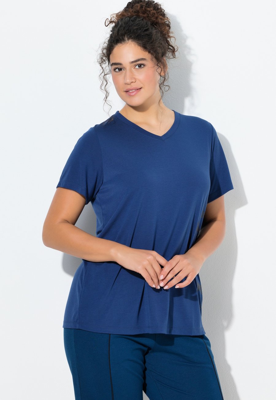 

Футболка Ulla Popken FUNKTIONS V-AUSSCHNITT HALBARM ANTIBAKTERIELL, Dark Blue, Синий, Футболка Ulla Popken FUNKTIONS V-AUSSCHNITT HALBARM ANTIBAKTERIELL, Dark Blue