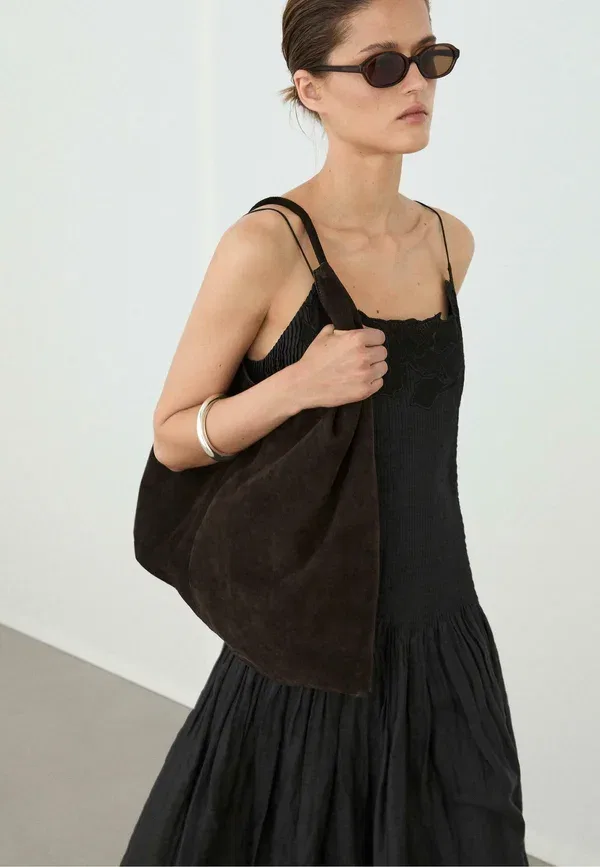 Платье из рами, с вышивкой Flowing embroidered midi dress with pintuck detail Massimo Dutti, черный — фото 3