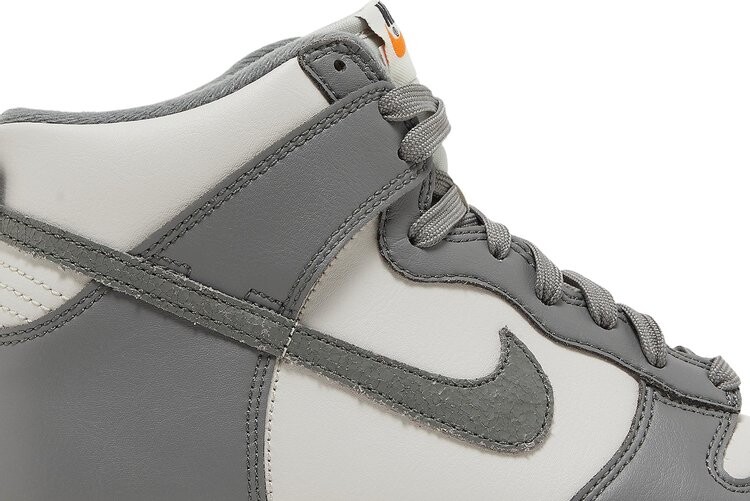 Кроссовки Nike Dunk High SE GS 'Light Bone Tumbled Grey', серый — фото 3