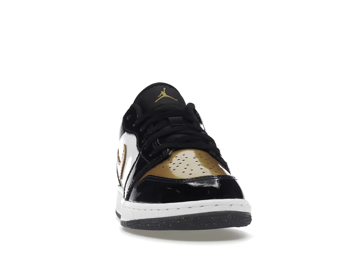 Детские кроссовки Lifestyle с золотым носком Jordan 1 Low SE, Black/Metallic Gold/White — фото 2