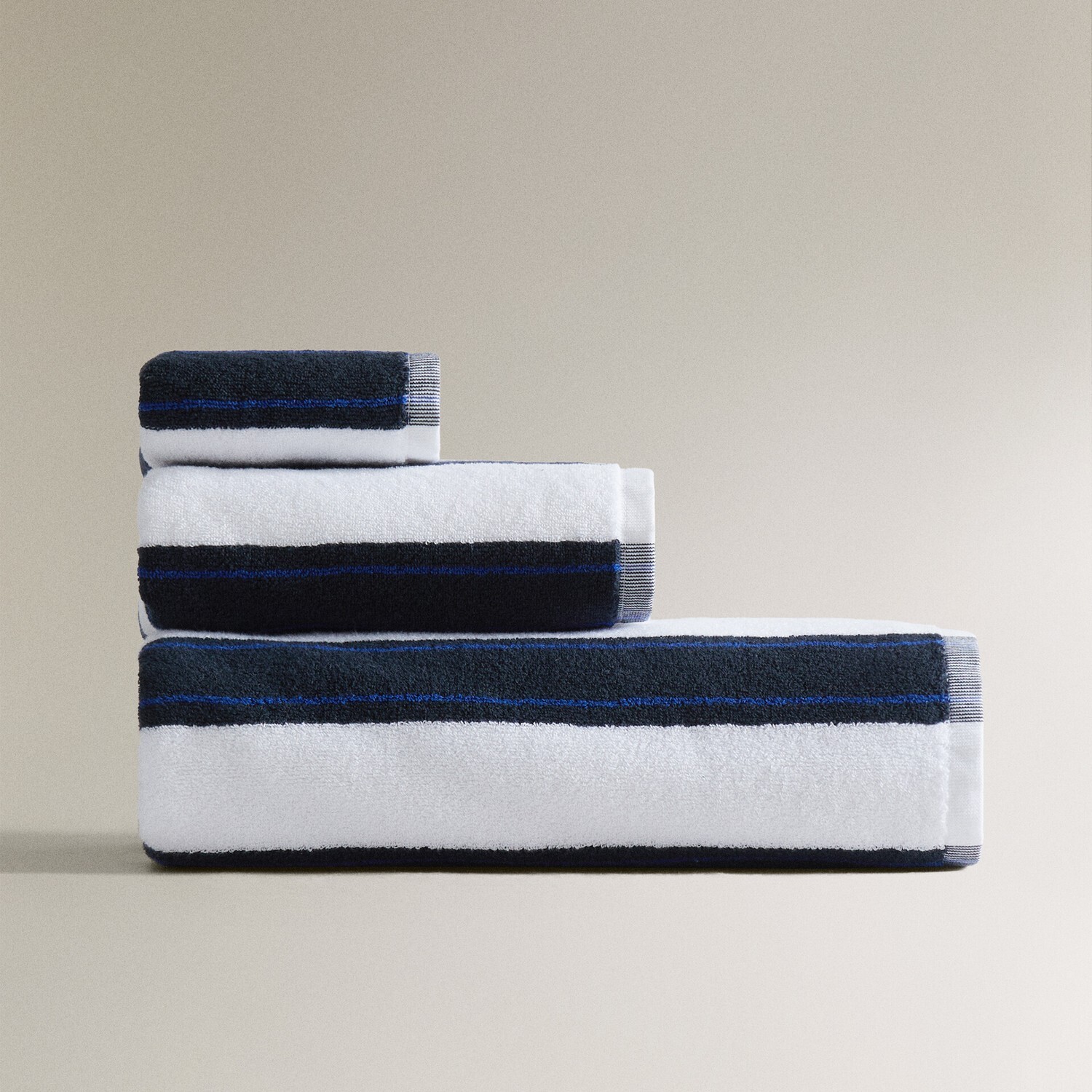 

Полотенце Zara Home Cotton With Wide Stripe Detail, белый/синий