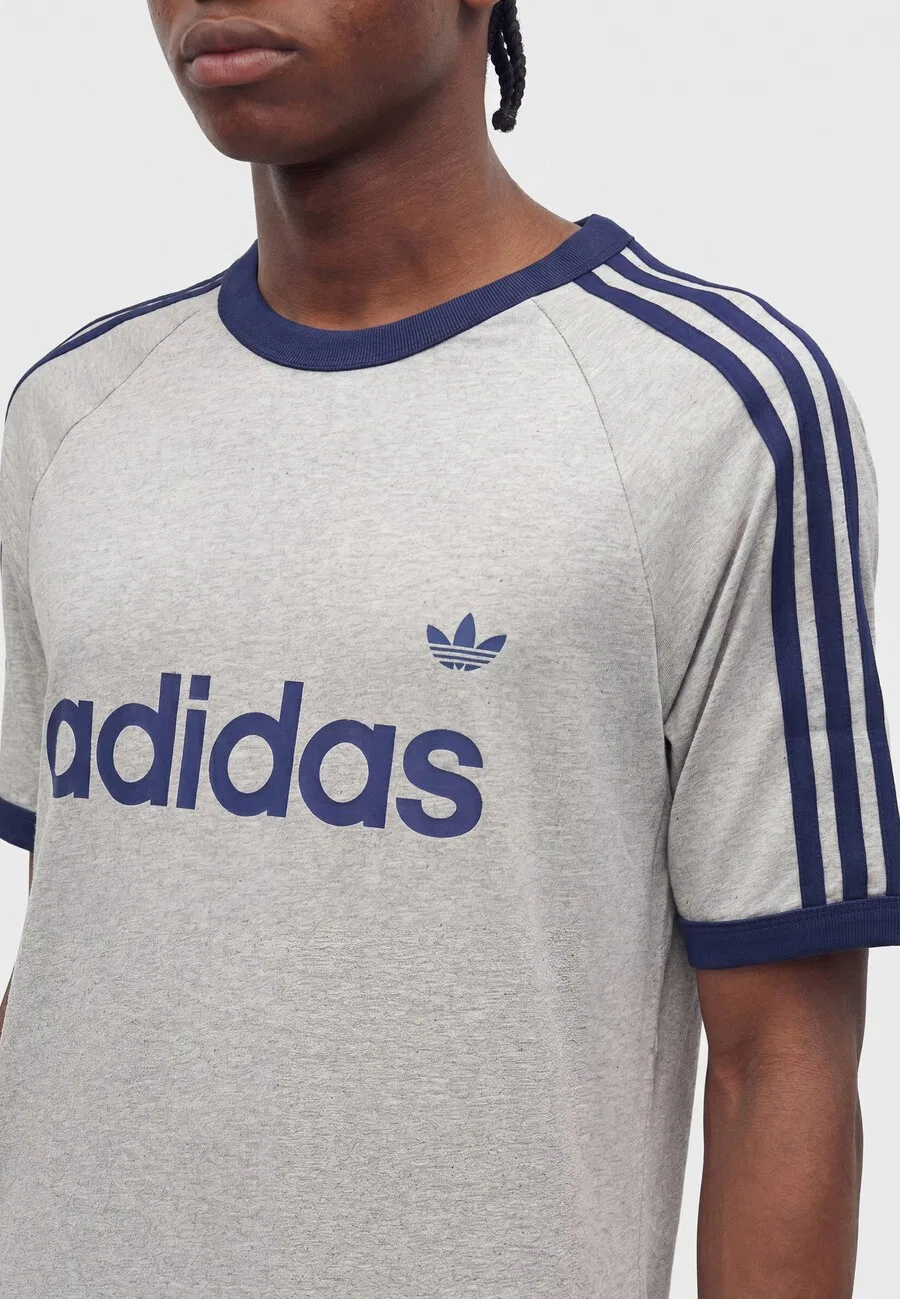 Футболка ADIDAS ORIGINALS 'Ringer' серого цвета — фото 3