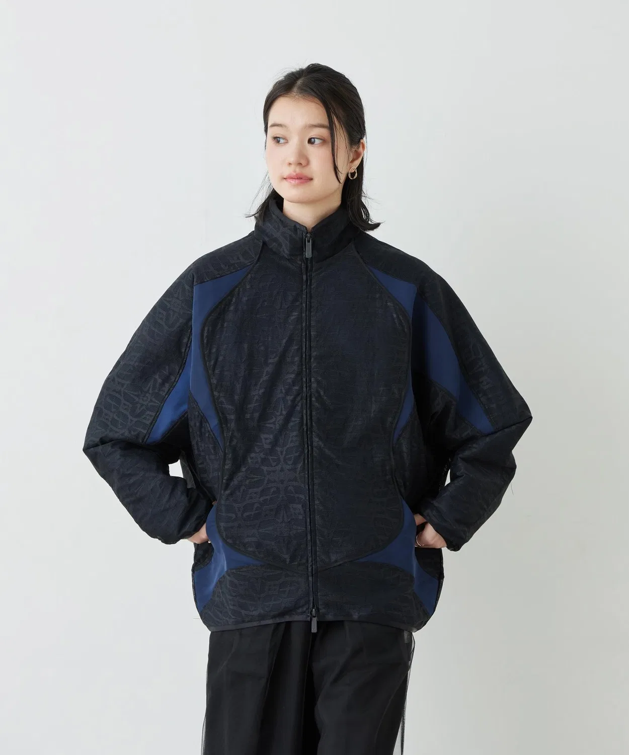 Женская куртка-трактор с кружевным принтом, модель Oversized Lace Track Jacket NIKE, Black — фото 3