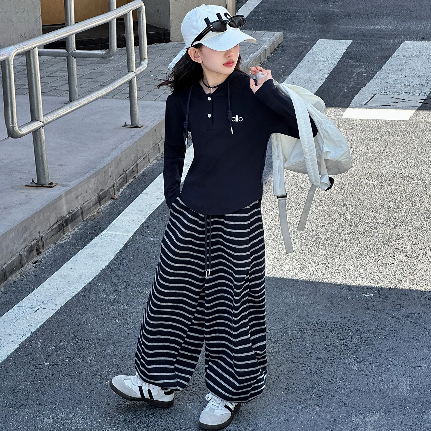 Детский спортивный комплект с полосатыми брюками-кюлоты MADALLO, Stripes Wide-Leg Pants — фото 4