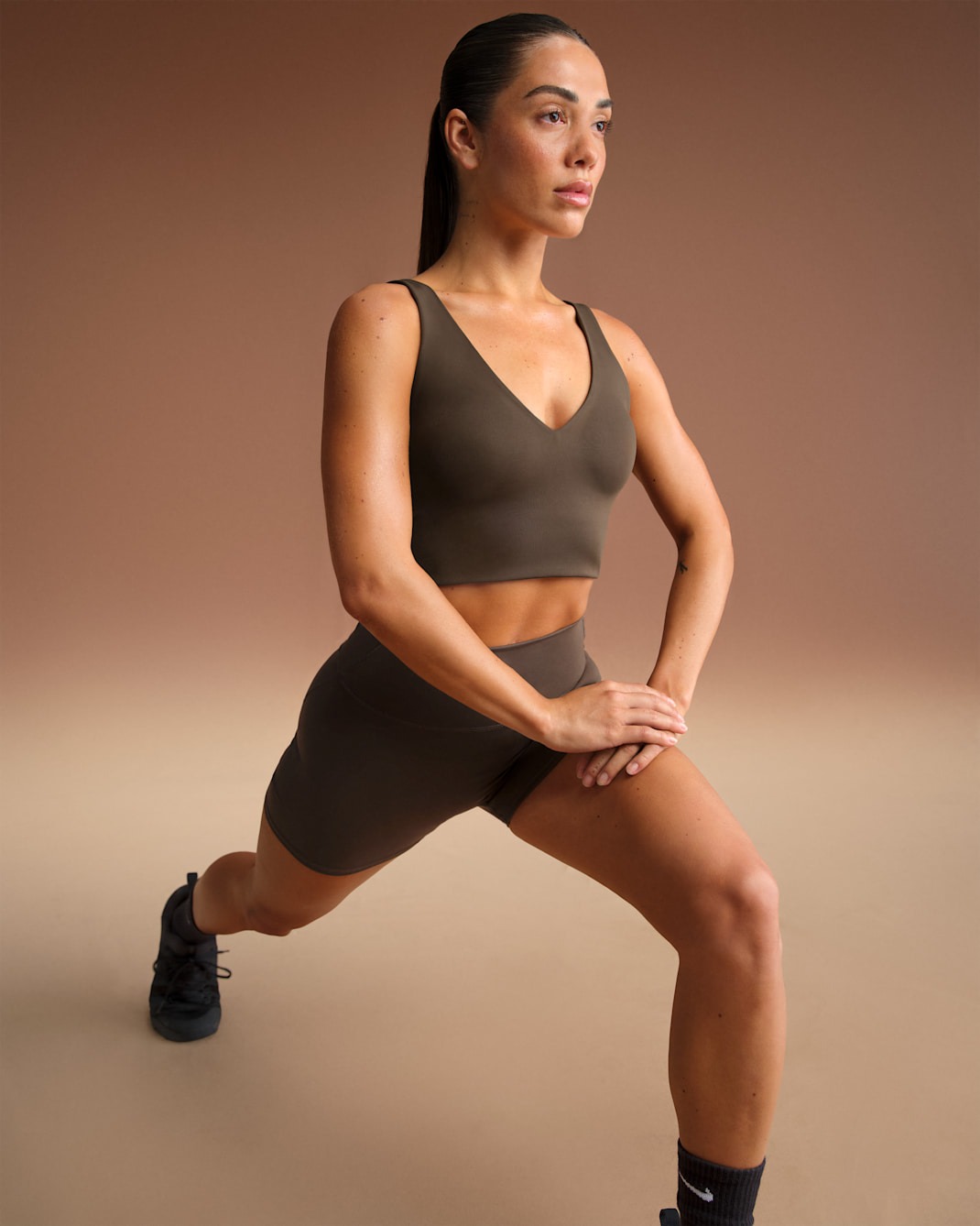 Спортивный топ NikeSKIMS Matte Women's V-Neck Long-Line, темно-коричневый — фото 3