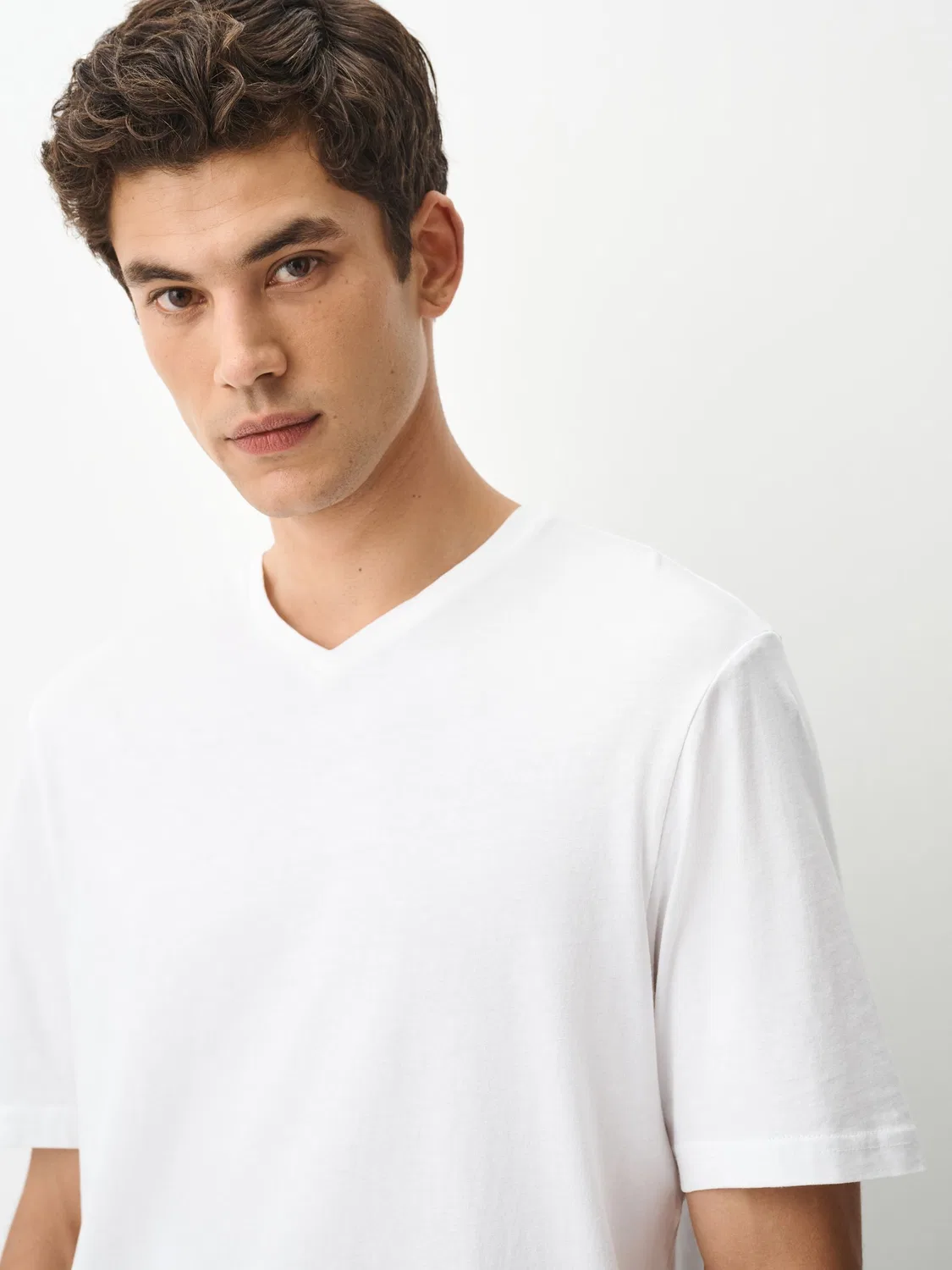 Футболка с V-образным вырезом, Regular Fit, Essential Next, белый — фото 4