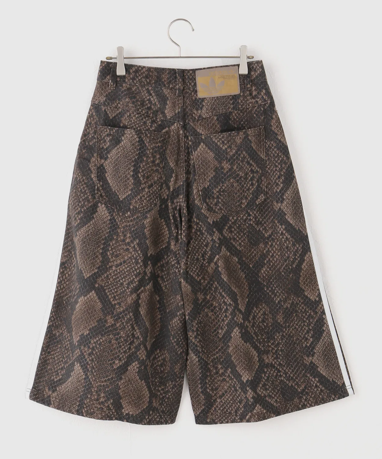 Женские шорты-бермуды с принтом Snake Print Denim Bermuda Adidas Originals, Brown — фото 3