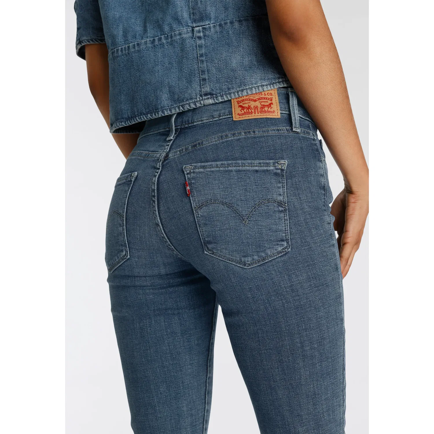 Женские узкие джинсы shaping skinny Levi's, Mid Blue Denim — фото 4