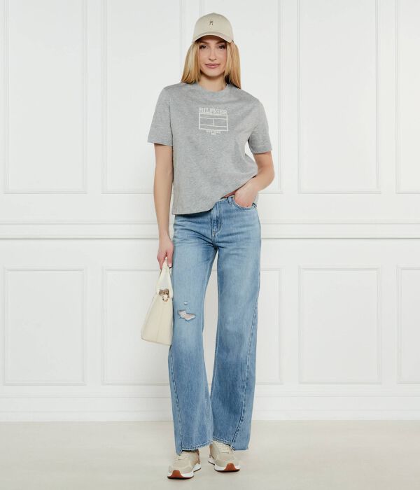 Футболка женская Tommy Hilfiger свободного кроя с принтом на груди, серый — фото 2
