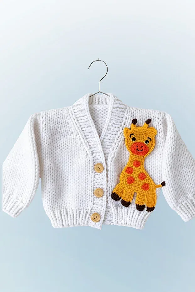 Детский кардиган с вязаным жирафом Hand knitted giraffe figured baby cardigan - white baby gift with amigurumi detail Lunivellart, White