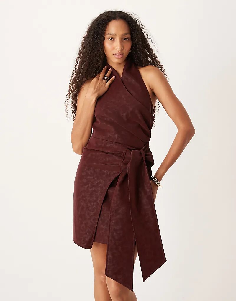 

Мини-платье Amy Lynn с запахом и высоким воротом красного цвета