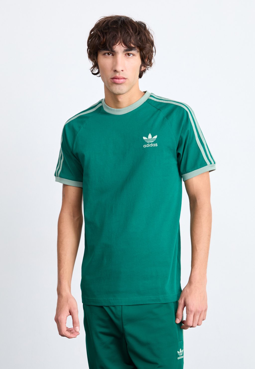 

Футболка с принтом TEE adidas Originals, темно-зеленый