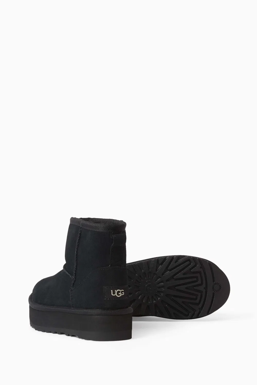 Ботинки на платформе из замши Classic Mini UGG, черный — фото 2
