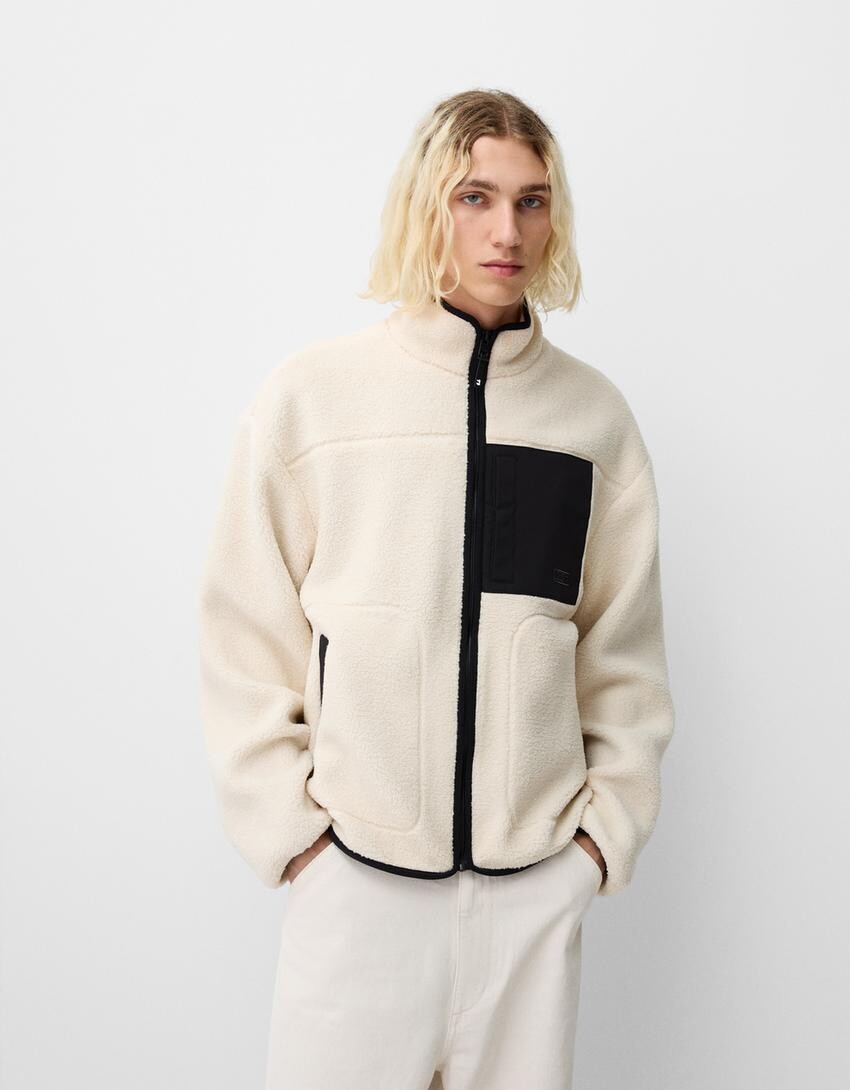 

Куртка из искусственной овчины с контрастными деталями Bershka, бежевый